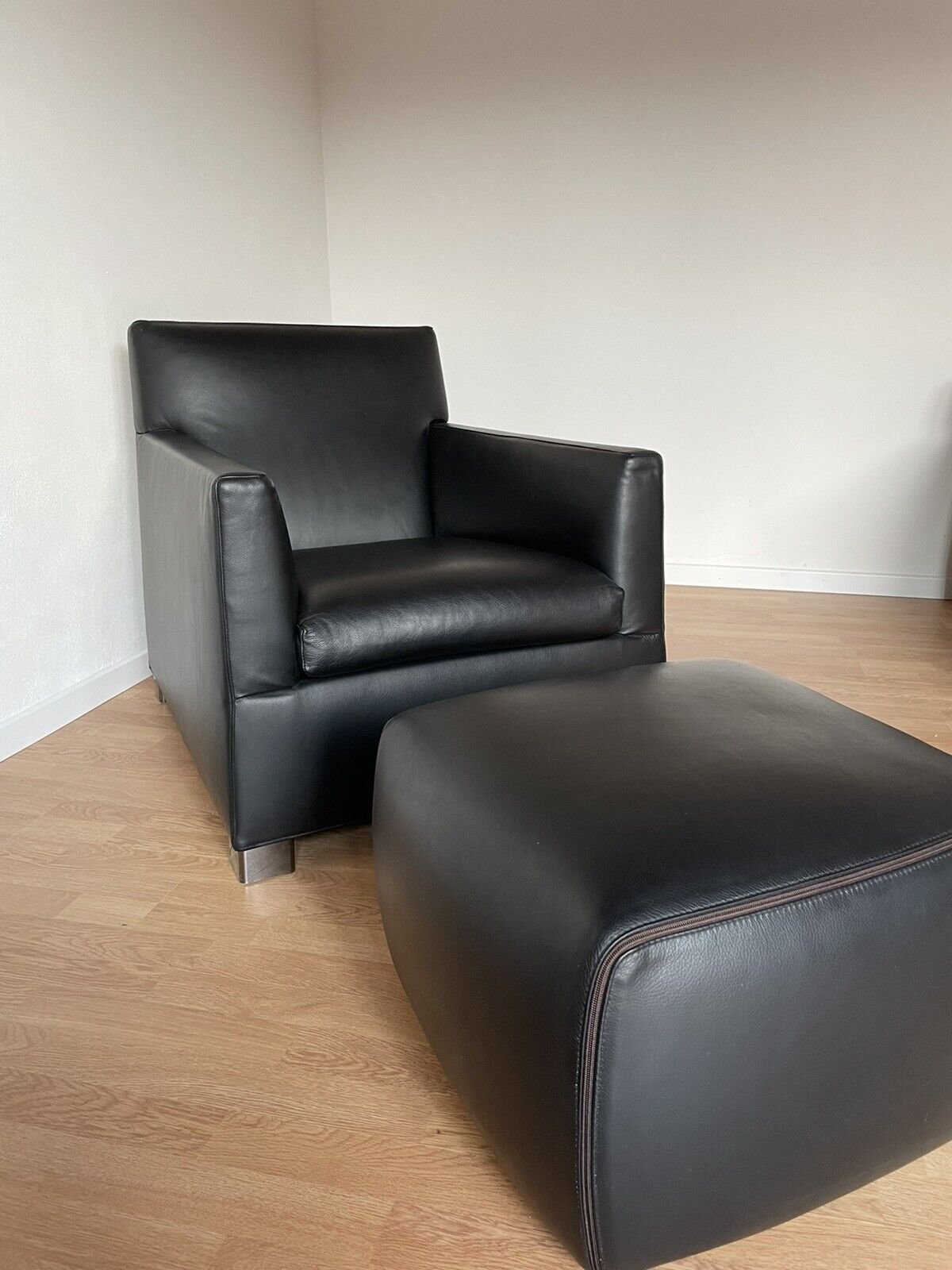 poltrona di Minotti in pelle nera Con Pouff